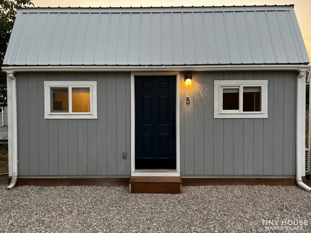 10x20 Tiny House w/ Loft, galley kitchen , large bathroom!
