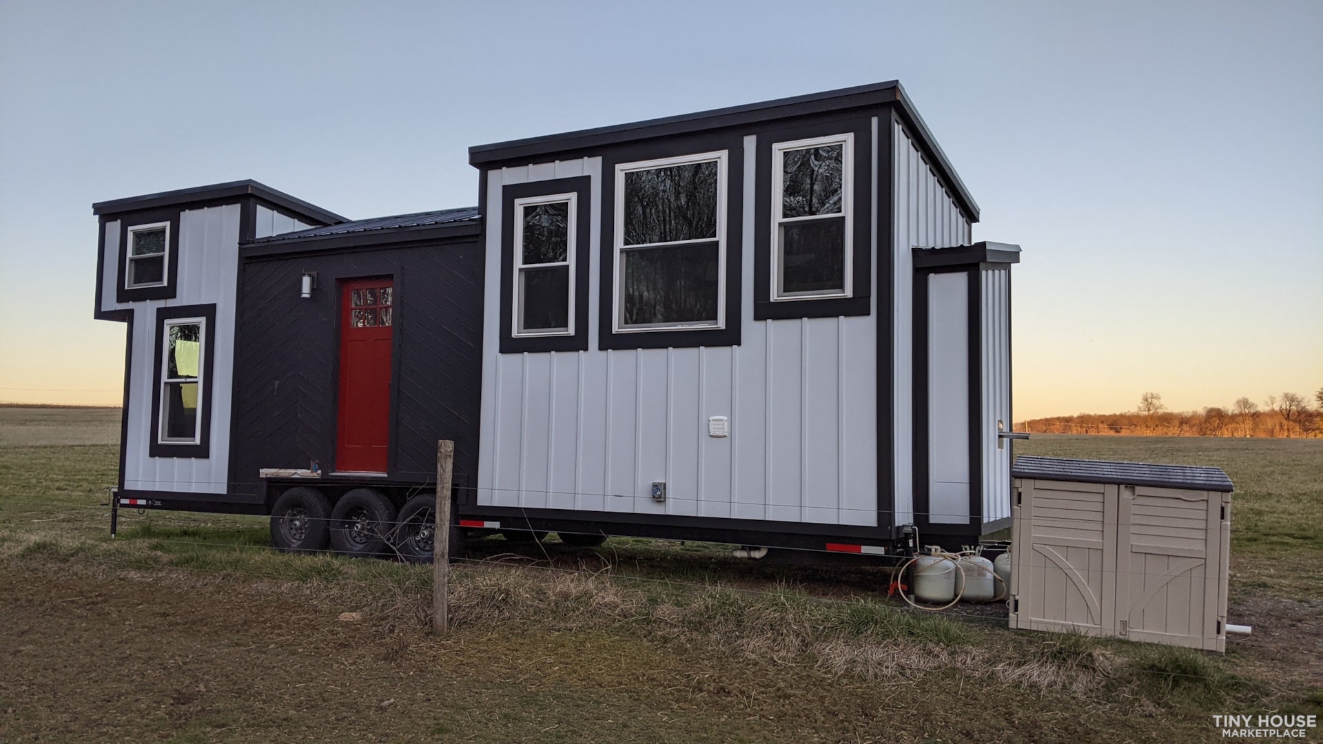 10x30 Modern Tiny House - Image 3 Thumbnail