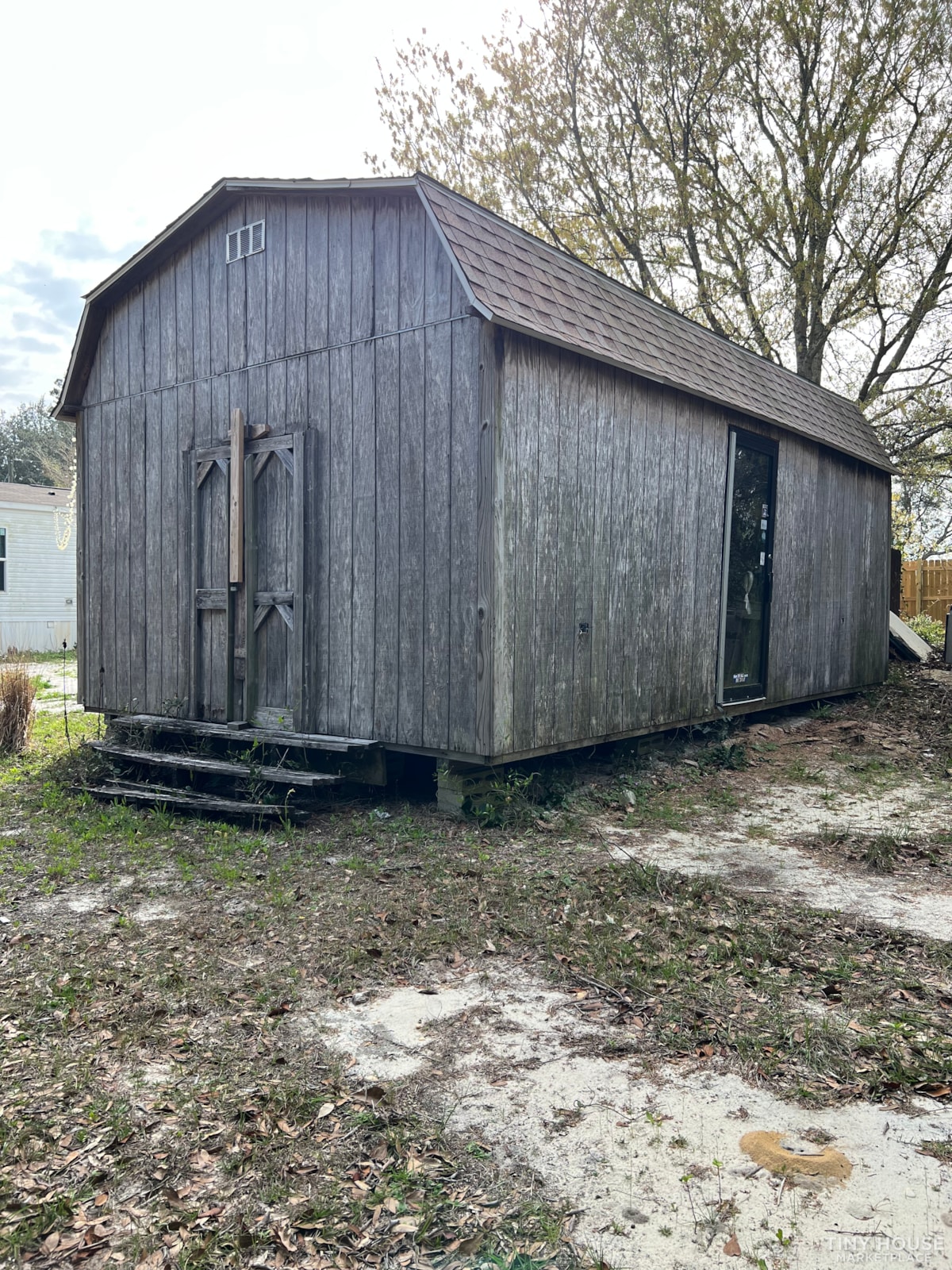 15x25 Tiny House, electric & plumbing installed, high ceilings, bath tub - Image 2 Thumbnail