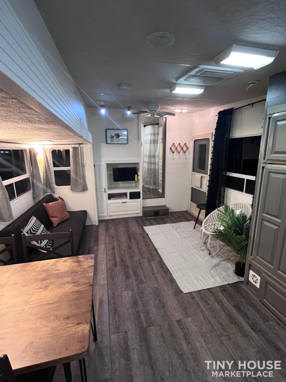 2001 Crossroads 5th Wheel Camper - Image 1 Thumbnail