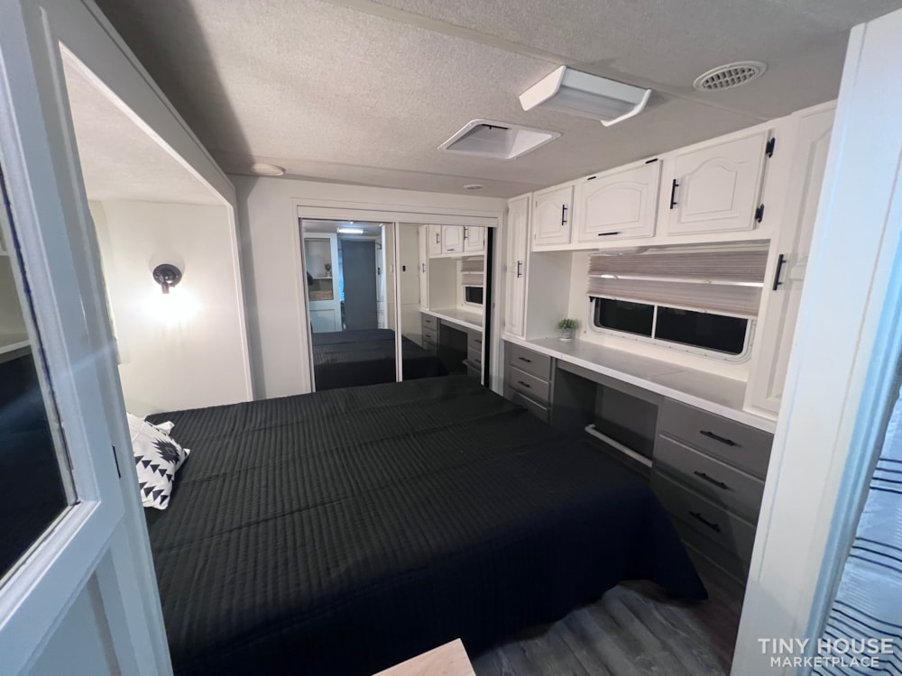2001 Crossroads 5th Wheel Camper - Image 4 Thumbnail