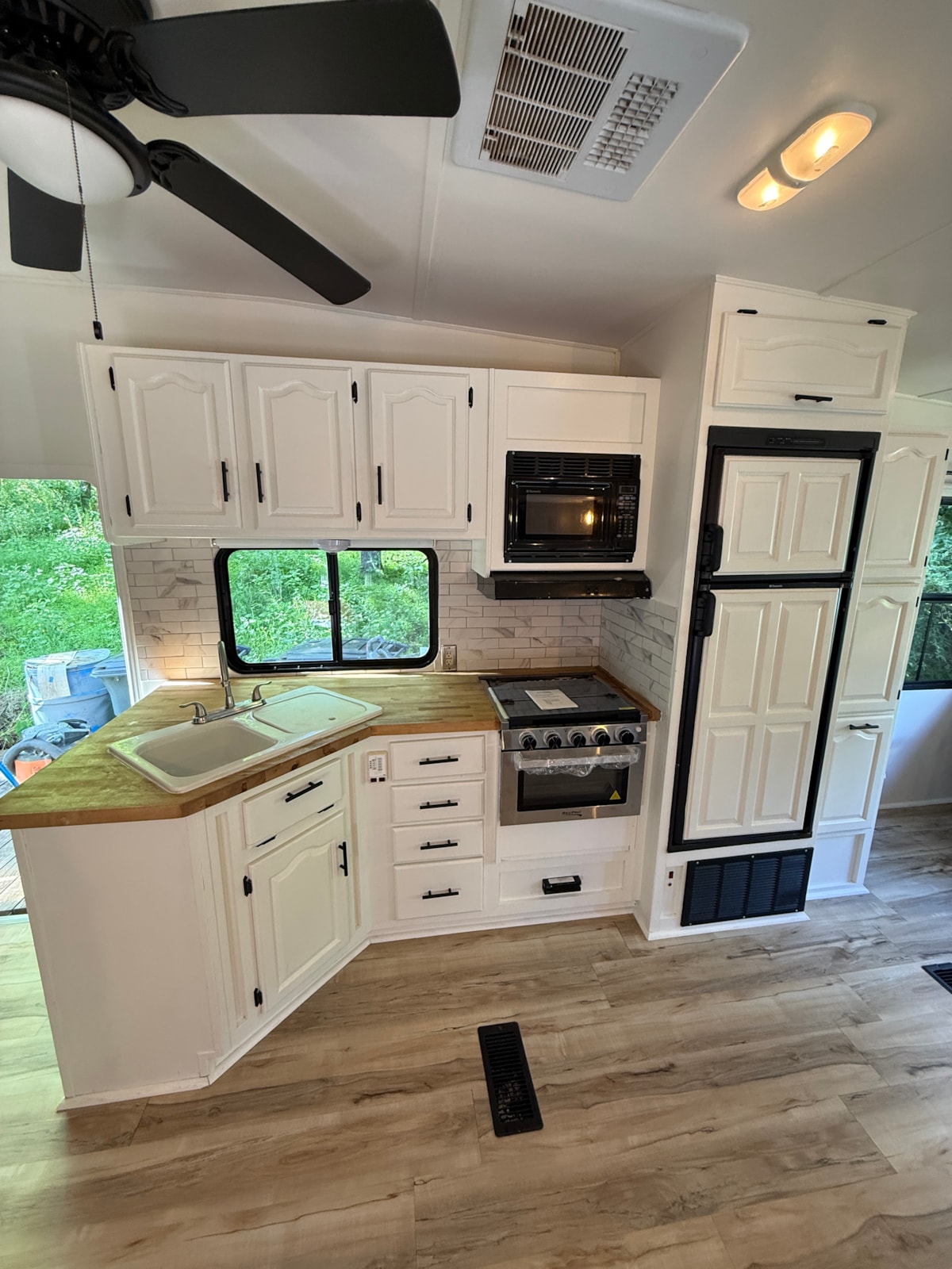 2003 Montana All-Season 5th Wheel – Fully Renovated & Ready for Adventure - Image 3 Thumbnail