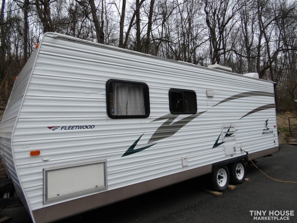 2005 Fleetwood Mallard Camper - Image 2 Thumbnail