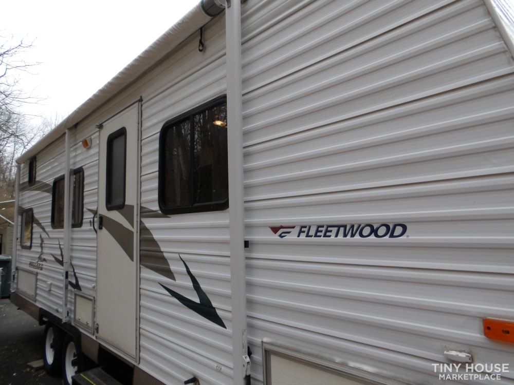 2005 Fleetwood Mallard Camper - Image 4 Thumbnail