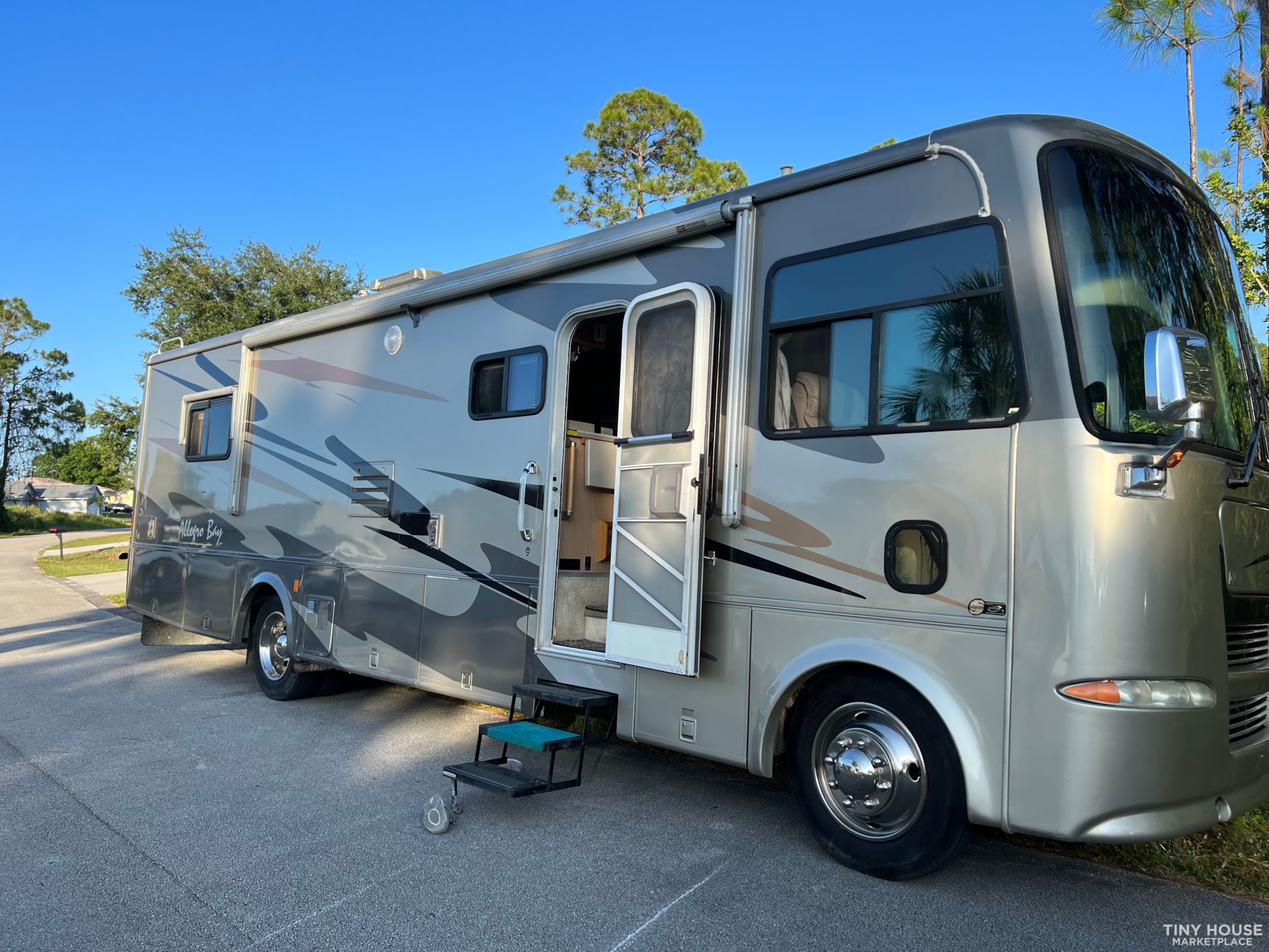 2005 Tiffin Allegro Bay Class A Motorhome  - Image 1 Thumbnail