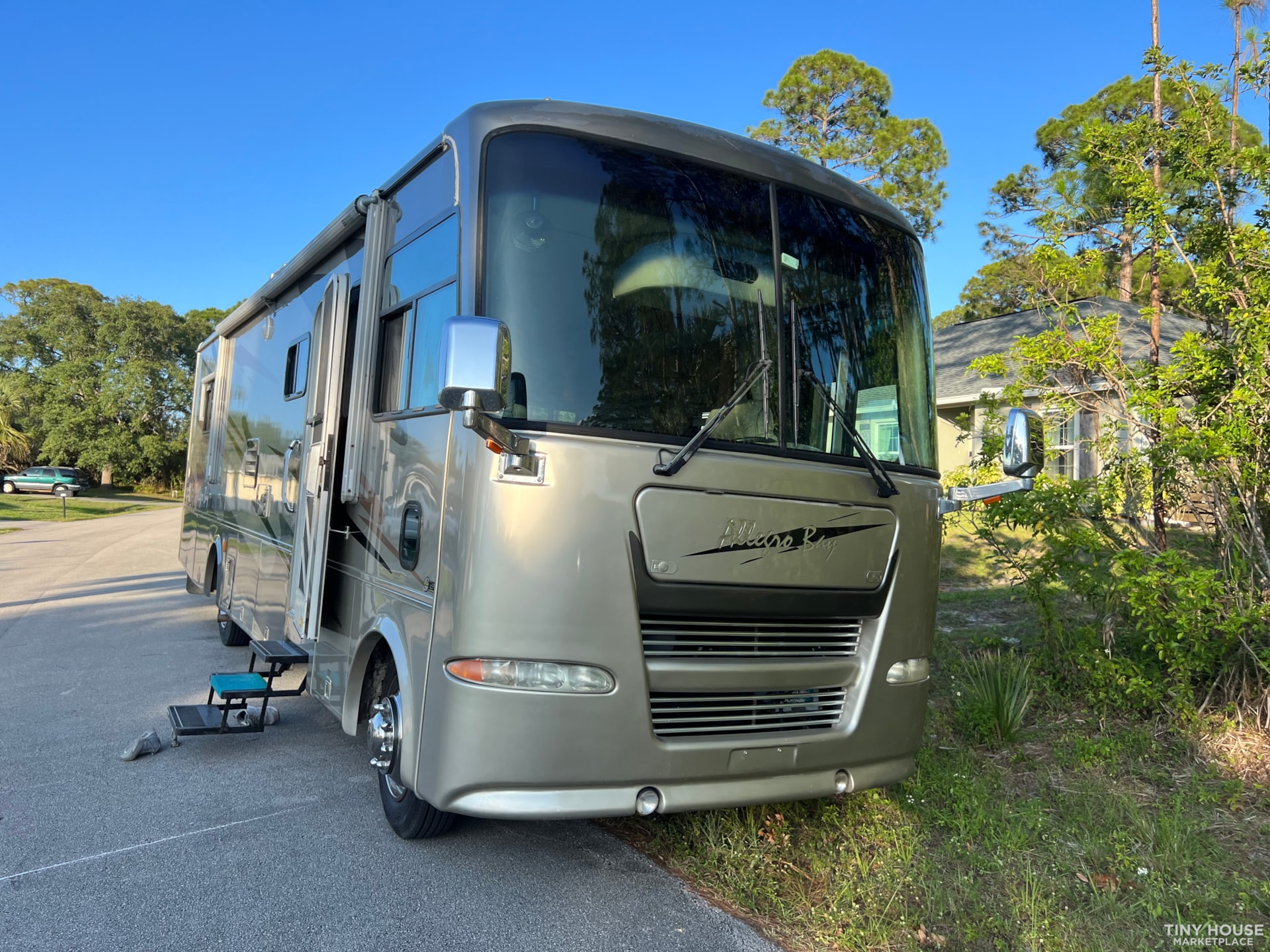 2005 Tiffin Allegro Bay Class A Motorhome  - Image 2 Thumbnail
