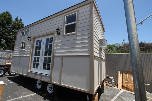 9 x 22 Modern Caravan Tiny House professionally built w/ composting toilet full kitchen and appliances - Image 1 Thumbnail