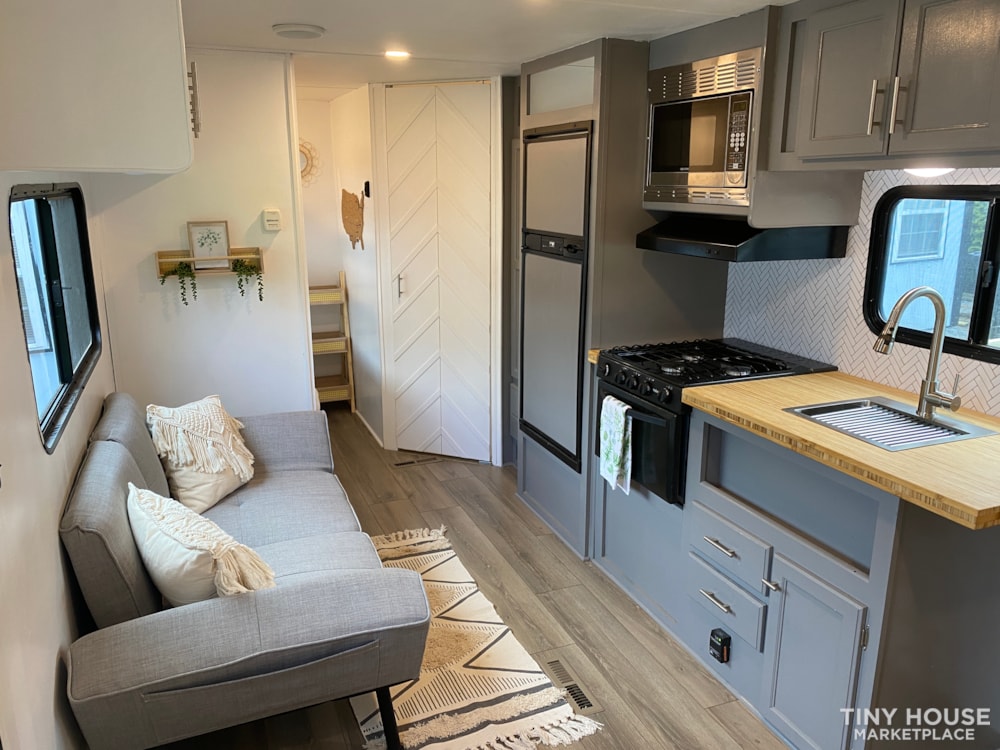 2017 Fully Renovated RV! Sleeps 5! Gorgeous!