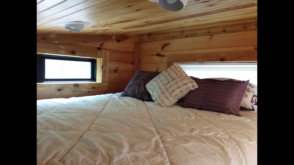 Adorable cedar tiny house - Image 4 Thumbnail