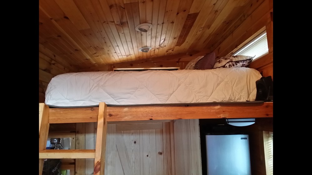 Adorable cedar tiny house - Image 3 Thumbnail