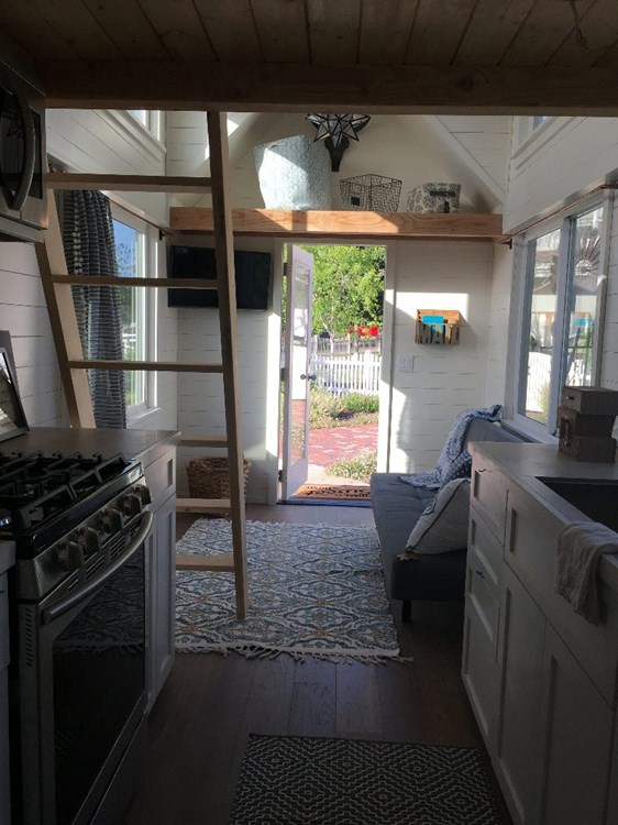 Modern Farmhouse in San Diego - Image 3 Thumbnail