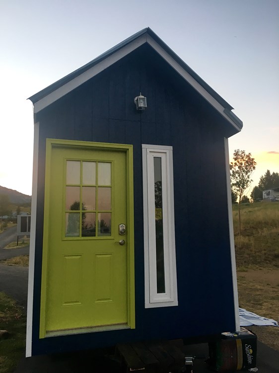 Adorable 8 X 20 tiny house on trailer FULLY FURNISHED!