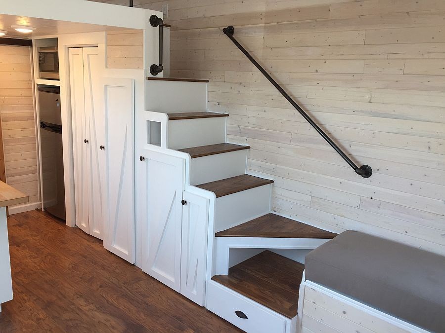 Gorgeous Farmhouse-style Tiny House - Image 3 Thumbnail