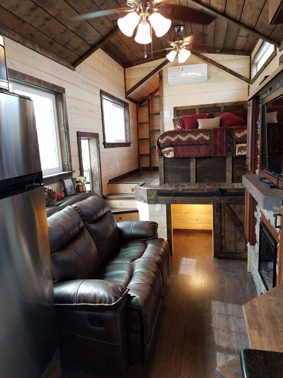 CUSTOM 33ft Log Cabin Style Tiny House- PRICE REDUCED! - Image 3 Thumbnail