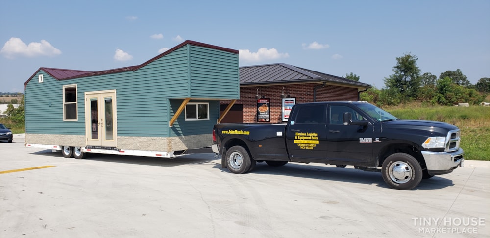 2018 Custom Built 32' Tiny Home  - Image 4 Thumbnail