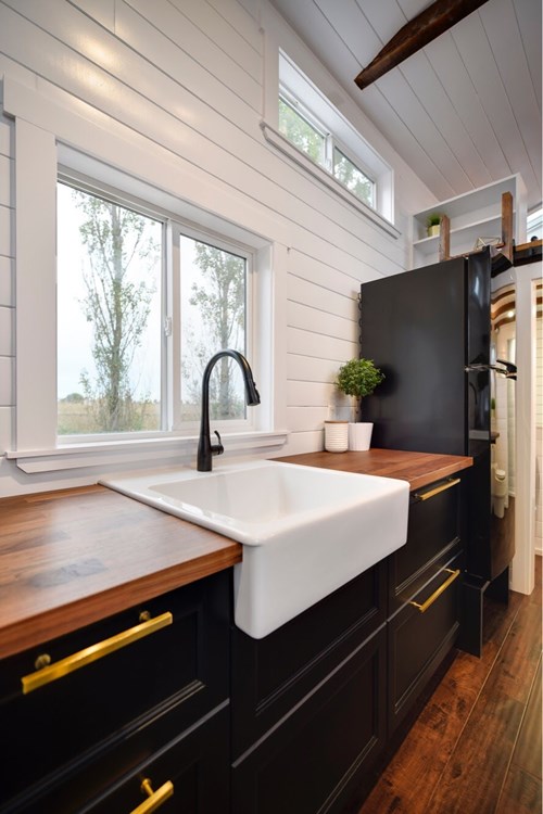 GORGEOUS 34ft TINY HOUSE ON WHEELS  - Image 1 Thumbnail