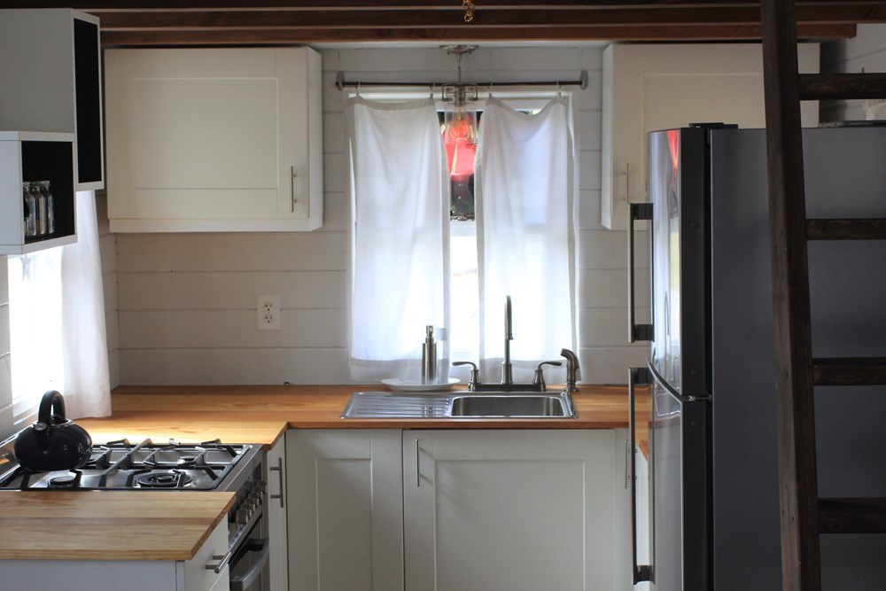 Modern and Spacious Tiny House, High End Appliances - Image 4 Thumbnail