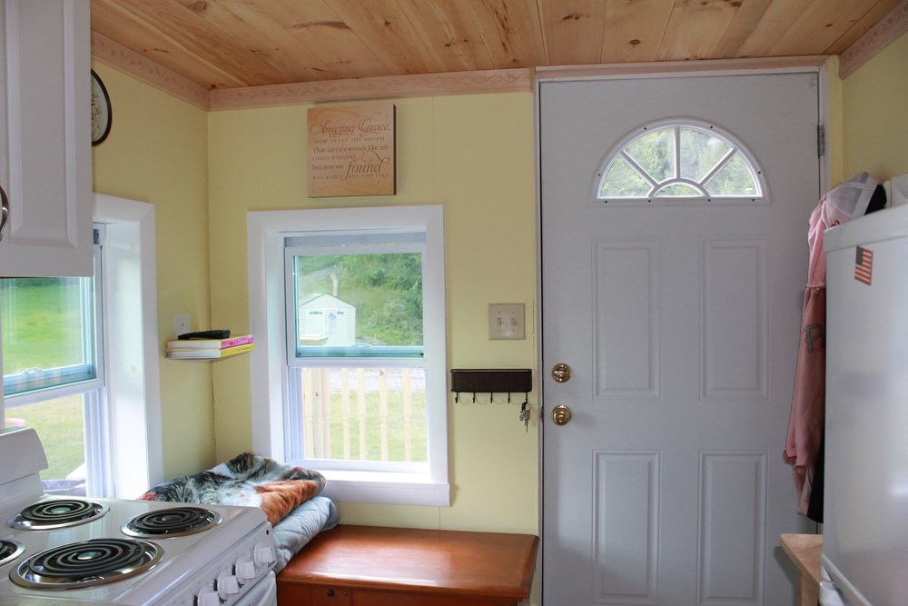 Tiny House built on Trailer with whirlpool tub - Image 3 Thumbnail