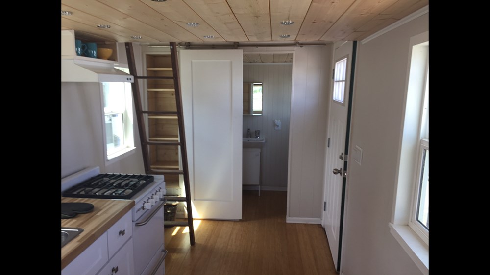 22' off-grid tiny house, professionally built, comes with appliances - Image 3 Thumbnail