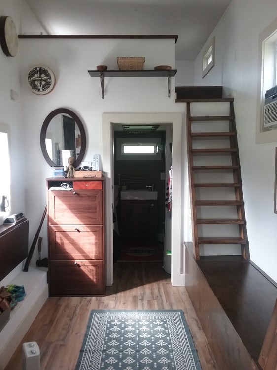 Spacious tiny house with lots of storage - Image 3 Thumbnail