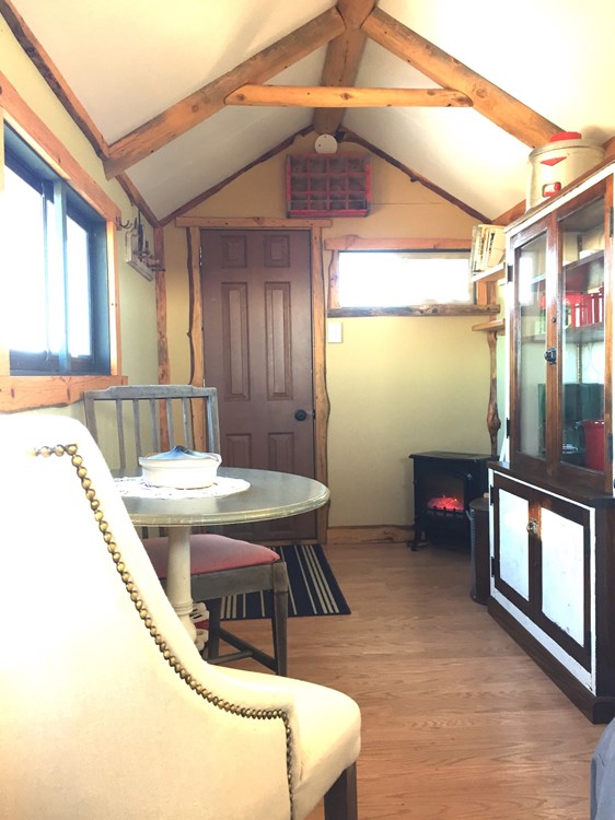 Tiny Cabin/Extra bedroom/art or music studio 