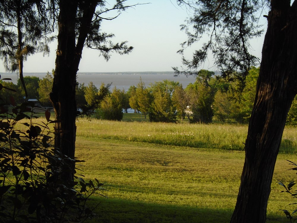 Custom cottage overlooking a 90,000 acre lake - Image 3 Thumbnail
