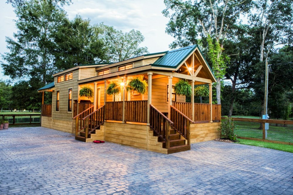 Cabin Park Model on Waterfront Lot - Image 1 Thumbnail