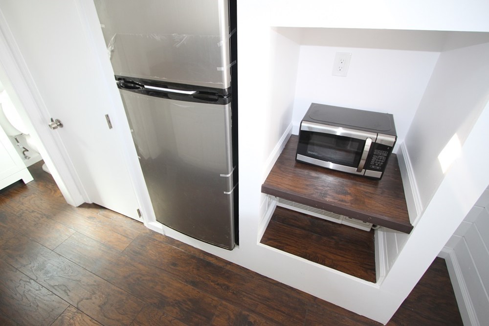 9 x 22 MODERN CARAVAN 198 SQ FT FULL KITCHEN APPLIANCES BATHROOM HARDWOOD  - Image 4 Thumbnail