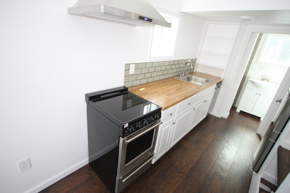 9 x 22 MODERN CARAVAN 198 SQ FT FULL KITCHEN APPLIANCES BATHROOM HARDWOOD  - Image 3 Thumbnail
