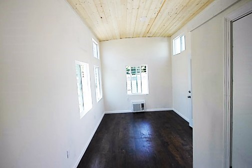 RED BARN CARAVAN 10 X 30 TINY HOUSE FULLY FINISHED PROFESSIONALLY BUILT - Image 3 Thumbnail