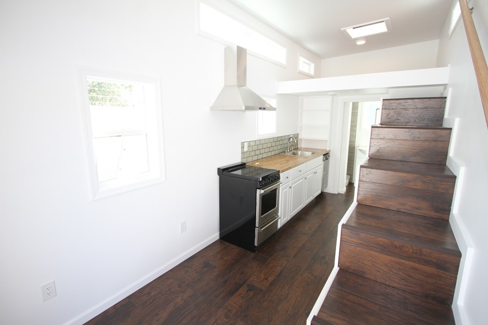 9 x 22 MODERN CARAVAN 198 SQ FT FULL KITCHEN APPLIANCES BATHROOM HARDWOOD  - Image 2 Thumbnail