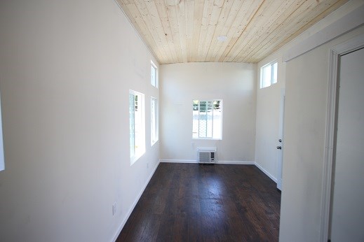 RED BARN CARAVAN 10 X 30 TINY HOUSE FULLY FINISHED PROFESSIONALLY BUILT - Image 4 Thumbnail