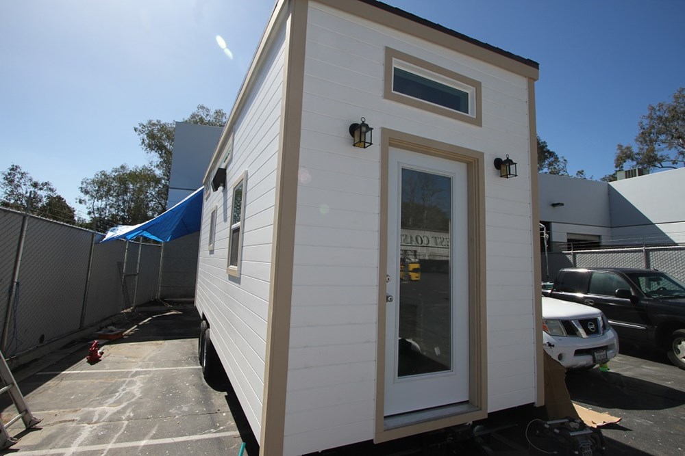 9 x 22 MODERN CARAVAN 198 SQ FT FULL KITCHEN APPLIANCES BATHROOM HARDWOOD 