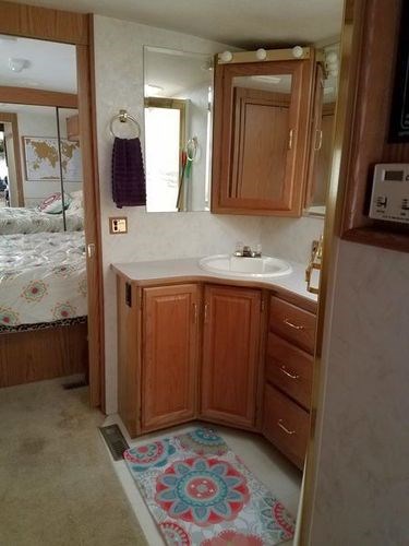 $24,000 OBO - 2000 Winnebago Adventurer - Image 4 Thumbnail