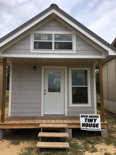 Lake House / Deer Lease / Tiny Lofted House w/ 4ft covered porch