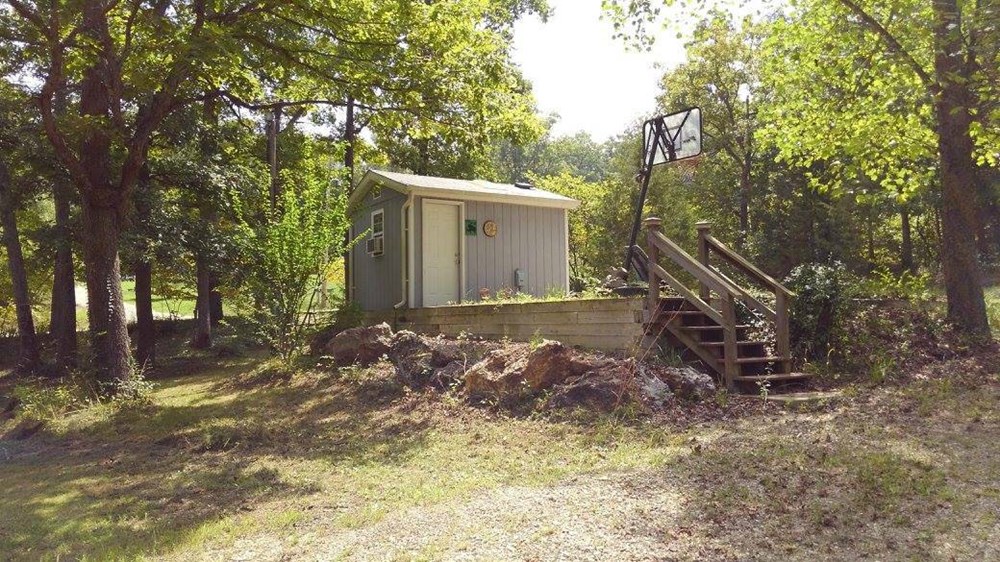 BEAUTIFUL LAKE PROPERTY LONEDELL MO WITH TINY SLEEP BATH HOUSES LOT OF POTENTIAL