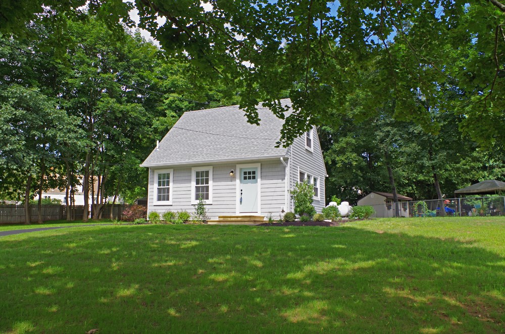 Tiny Shoreline Cottage