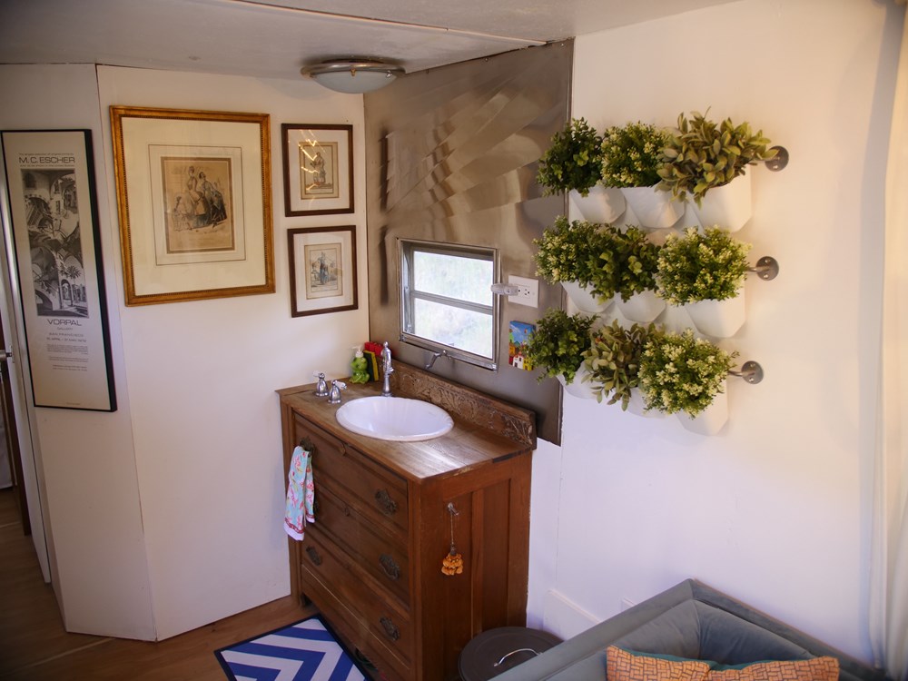 Vintage Trailer turned jewel box dream home! - Image 3 Thumbnail
