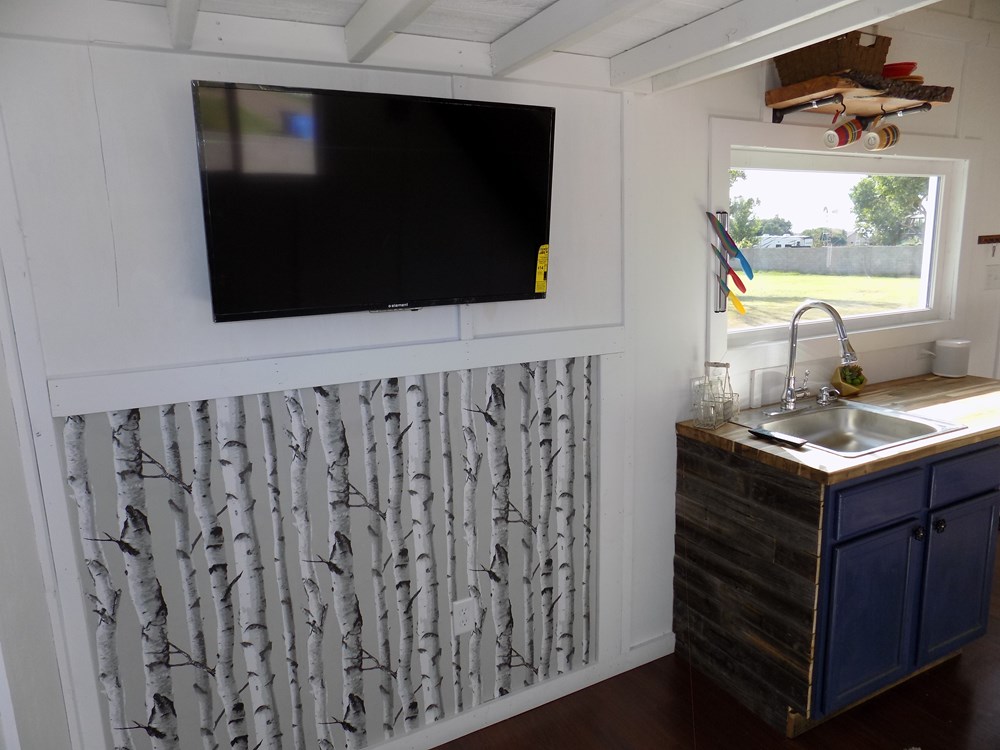TINY HOUSE ON WHEELS LETS MAKE A DEAL - Image 4 Thumbnail