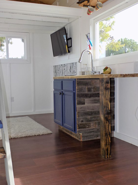 TINY HOUSE ON WHEELS LETS MAKE A DEAL - Image 2 Thumbnail