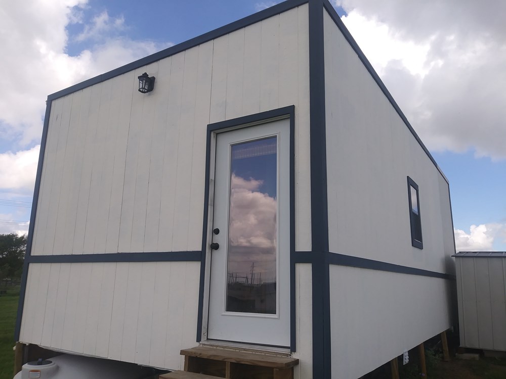 Farmhouse Style 400 ish sq ft tiny home - Image 2 Thumbnail