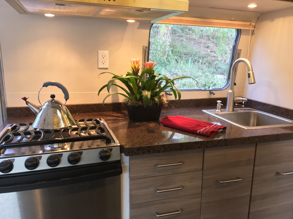 1969 Airstream Sovereign 31' Land Yacht - Image 4 Thumbnail