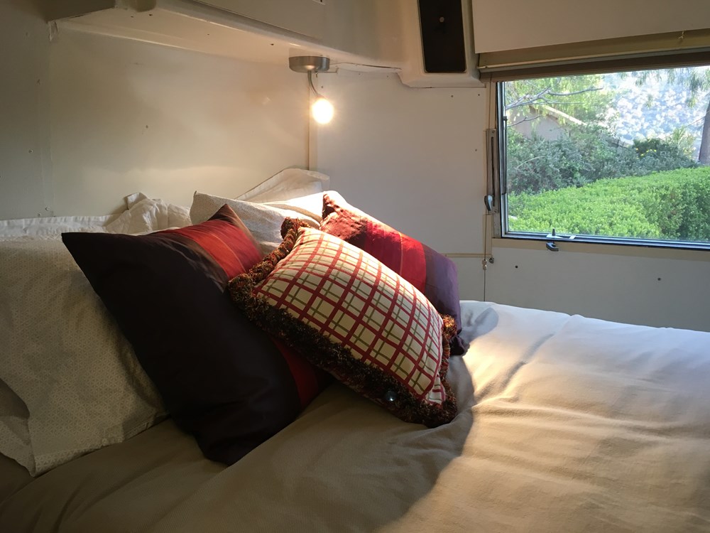 1969 Airstream Sovereign 31' Land Yacht - Image 5 Thumbnail