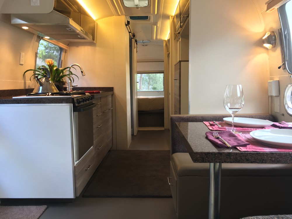 1969 Airstream Sovereign 31' Land Yacht - Image 3 Thumbnail