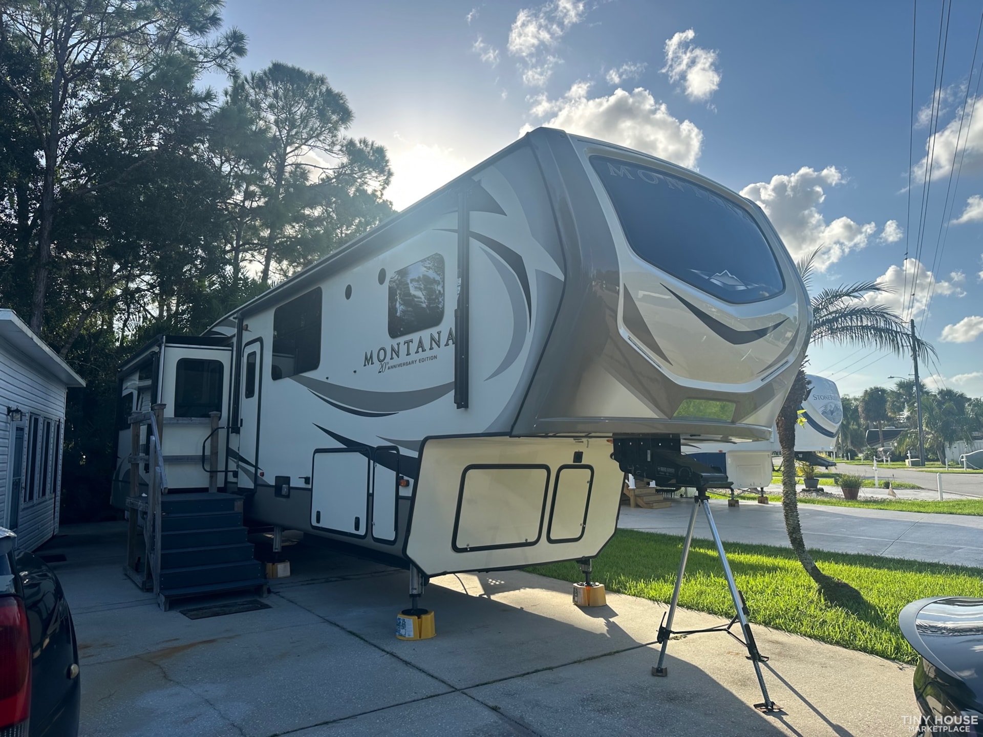 2019 Keystone Montana 5th Wheel: Park it or hit the open road! - Image 1 Thumbnail