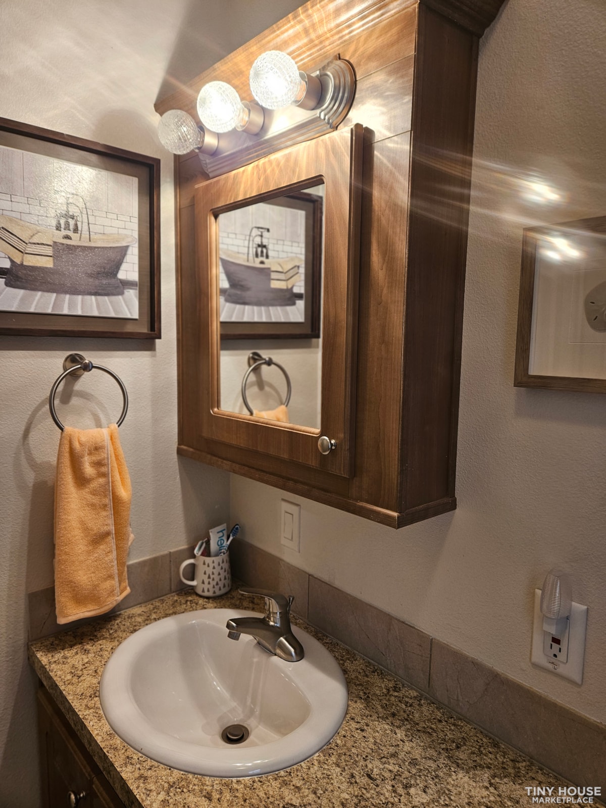2021 FULLY FURNISHED BRIGHT BEAUTIFUL TINY HOUSE  - Image 4 Thumbnail