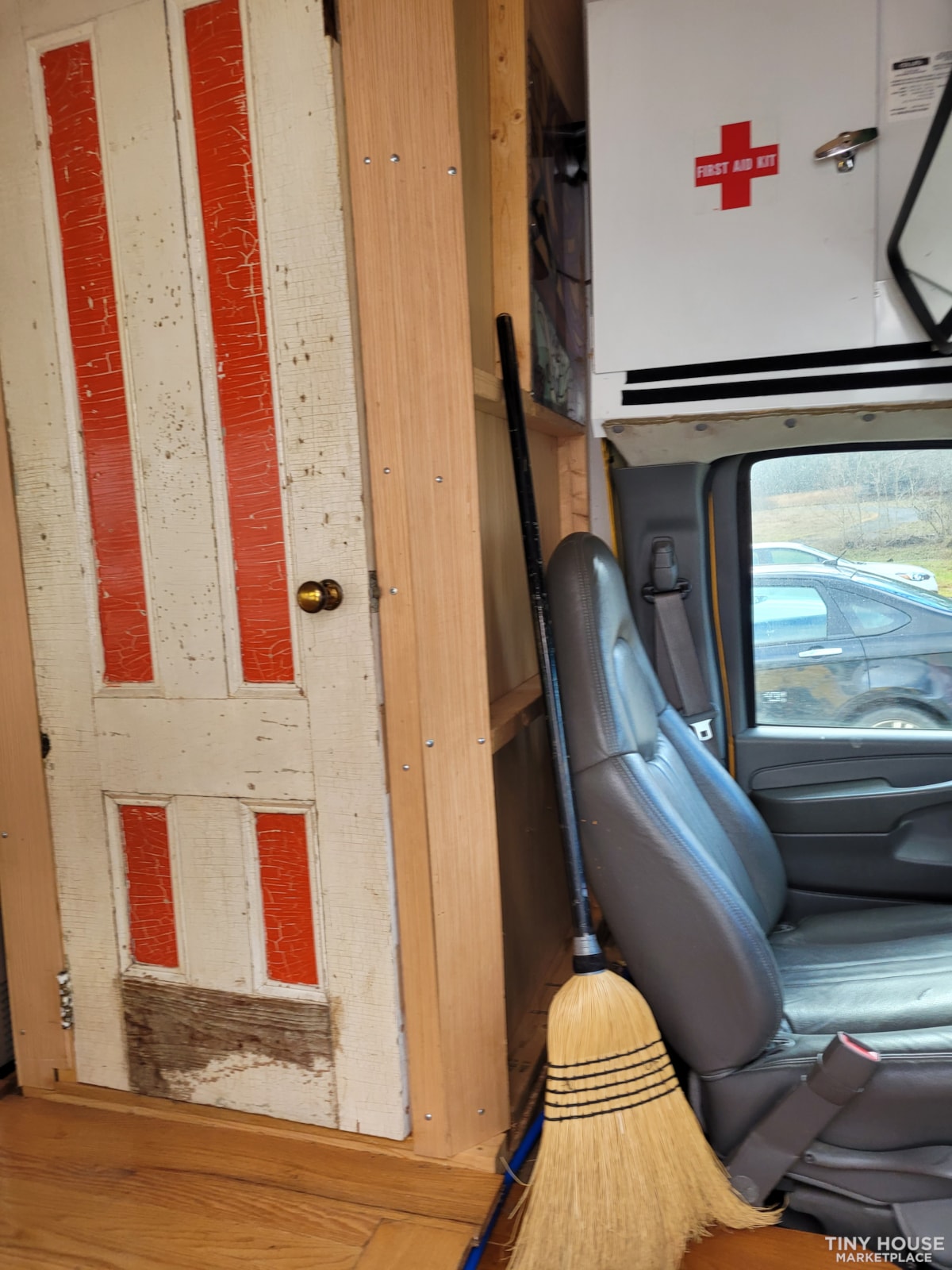 21.5 foot Converted School Bus - Image 4 Thumbnail