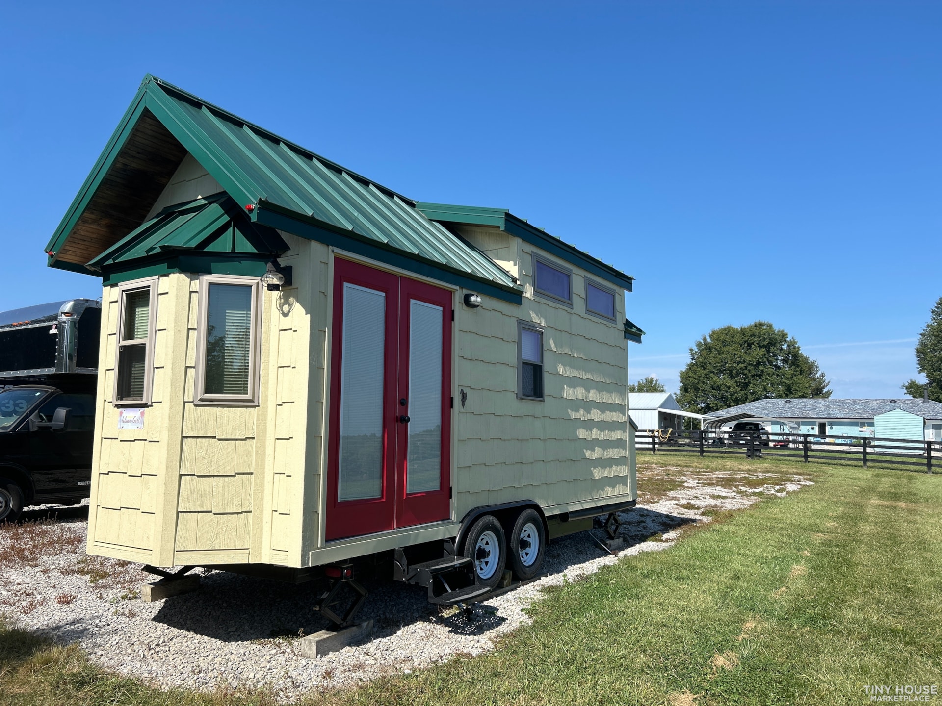 232 sq. foot Tiny House with personality! Dual lofts + Full Tub + Washer/Dryer 