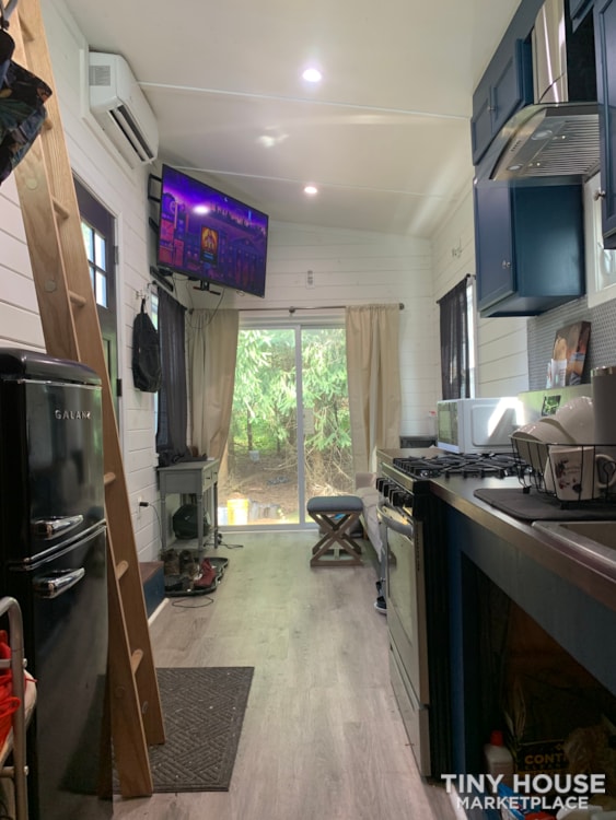 24 ft/ Loft skylight sleeper/ modern/ with full size bathroom/ washer drier  - Image 4 Thumbnail