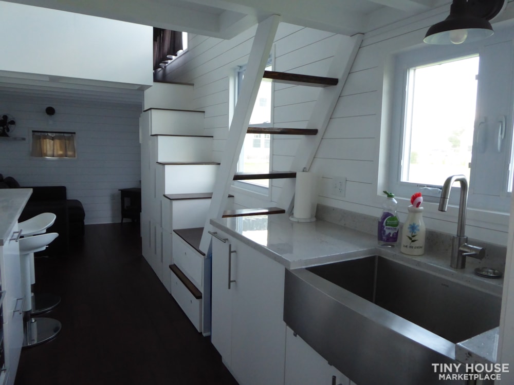24’ modern and open tiny house - Image 4 Thumbnail